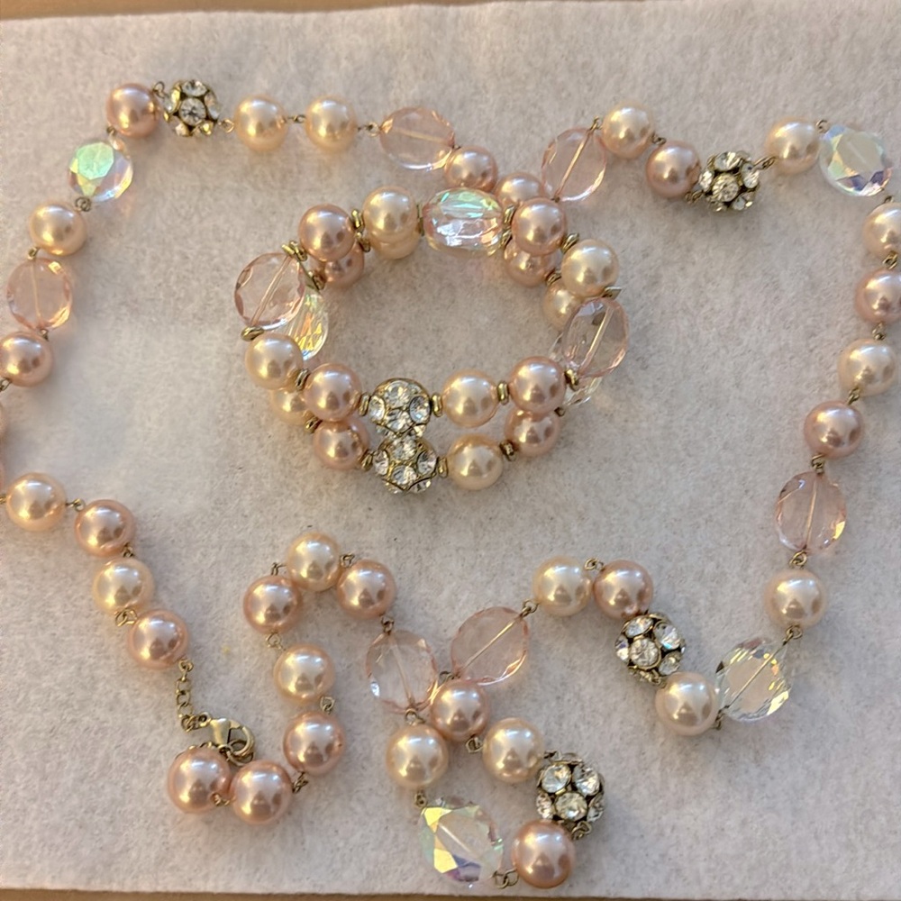 Faux chunky pink and while pearl necklace and bracelet